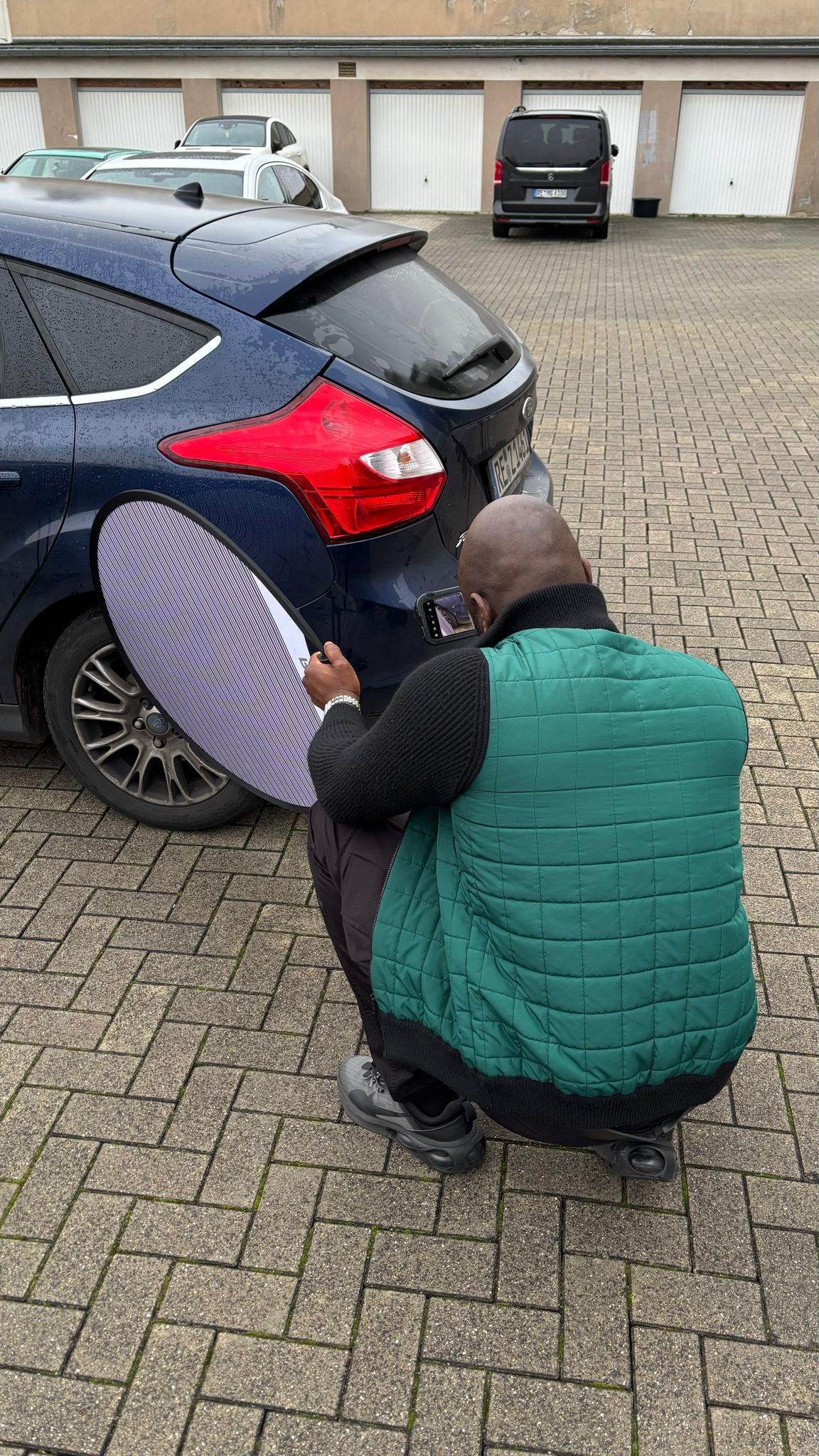 Kfz-Gutachter bei der Fahrzeuginspektion